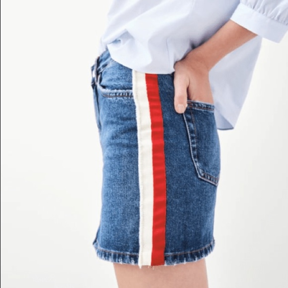 Zara mid rise blue Jean skirt.